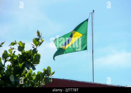 Drapeau brésilien volant en plein air à Rio de Janeiro Brésil. Banque D'Images