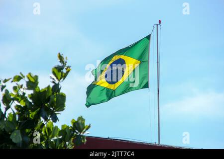 Drapeau brésilien volant en plein air à Rio de Janeiro Brésil. Banque D'Images