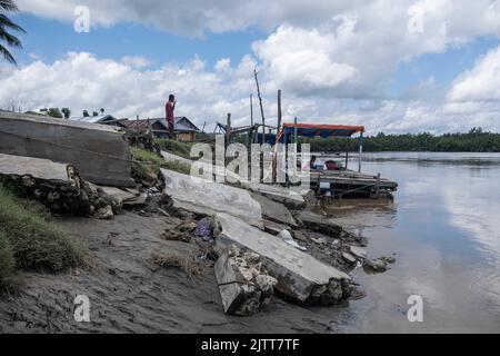 Konawe, Sulawesi du Sud-est, Indonésie. 1st septembre 2022. Les résidents se trouvent parmi les décombres d'une fondation de fossé et leurs maisons touchées par l'abrasion dans le village de Muara Sampara, Konawe. (Credit image: © Andry Denisah/SOPA Images via ZUMA Press Wire) Banque D'Images