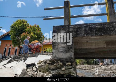 Konawe, Sulawesi du Sud-est, Indonésie. 1st septembre 2022. Un résident pousse une brouette le long d'une route qui a été coupée en raison de l'abrasion dans le village de Muara Sampara, Konawe. (Credit image: © Andry Denisah/SOPA Images via ZUMA Press Wire) Banque D'Images