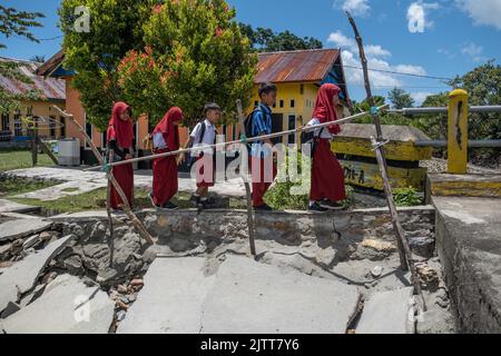 Konawe, Sulawesi du Sud-est, Indonésie. 1st septembre 2022. Un groupe d'élèves du primaire traverse une route qui a été coupée en raison de l'abrasion dans le village de Muara Sampara, à Konawe. (Credit image: © Andry Denisah/SOPA Images via ZUMA Press Wire) Banque D'Images