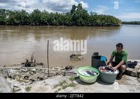 Konawe, Sulawesi du Sud-est, Indonésie. 1st septembre 2022. Un résident se lave sur les décombres d'une maison érodée par abrasion dans le village de Muara Sampara, Konawe. (Credit image: © Andry Denisah/SOPA Images via ZUMA Press Wire) Banque D'Images