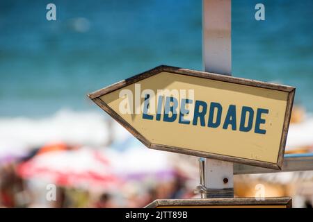 Signpost avec le mot liberté écrit en portugais à Rio de Janeiro Brésil. Banque D'Images