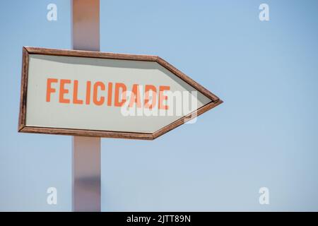 Signpost avec le mot bonheur écrit en portugais à Rio de Janeiro Brésil. Banque D'Images