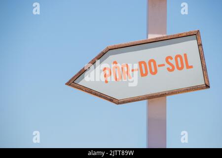 Signpost avec le mot Sunset écrit en portugais à Rio de Janeiro Brésil. Banque D'Images