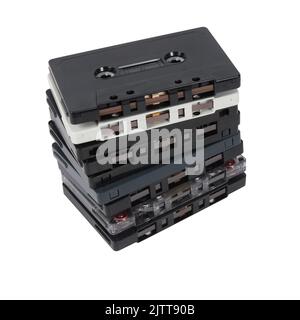 Pile de cassettes anciennes, isolée sur blanc avec découpe de chemin Banque D'Images