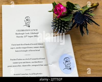 Carte de menu avec autoportrait d'œuvres de doodle de Sir Sean Connery et bouquet de boutonnières remis aux invités lors de son déjeuner commémoratif sur 25 août 2022 (deux ans après sa mort le jour de son anniversaire) tenu au château de Barnbougle par Lady Micheline Connery, famille et amis au domaine de Dalmeny, Écosse, Royaume-Uni Banque D'Images