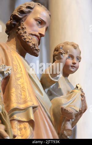 Joseph et Jésus-Christ enfant. Statue. Collégiale Saint-Jacques-le-majeur. Sallanches. Haute-Savoie. Auvergne-Rhône-Alpes. France. Euros Banque D'Images