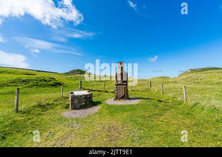 UIG, ISLE OF LEWIS, ÉCOSSE - 03 AOÛT 2022 : sculpture en bois de la pièce d'échecs King « Lewis Chessmen » par Stephen Hayward près de la plage d'Ardroil. Banque D'Images