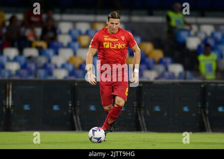 Federico Baschirotto, le défenseur italien de Lecce, contrôle le ballon pendant le match de football de la série A entre SSC Napoli et Lecce. SSC Napoli et Lecce Draw 1-1. Banque D'Images