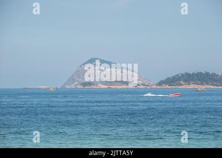 Vue sur les îles de Cagarras depuis la plage d'Ipanema à Rio de Janeiro. Banque D'Images