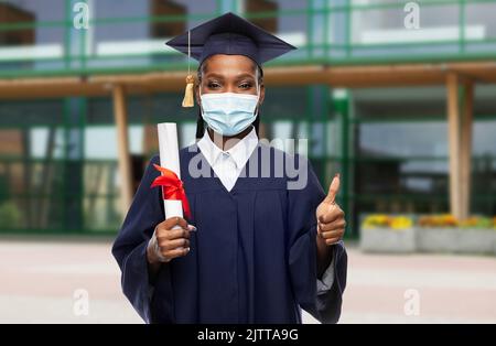 femme étudiant en masque avec diplôme Banque D'Images