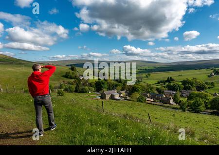 Personne jouissant d'une vue sur North Pennine sur Cowshill, Weardale, Country Durham, Royaume-Uni Banque D'Images