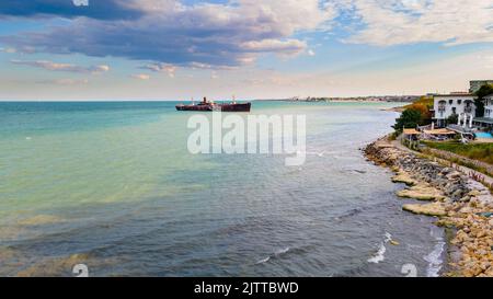 Photographie par drone d'une épave rouillée à la mer Noire située à côté de la plage de Costinesti, en Roumanie. Photographie aérienne prise à une altitude plus élevée. Banque D'Images