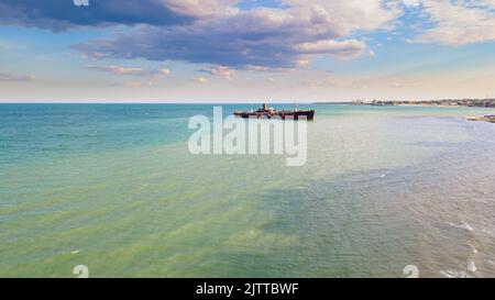 Photographie par drone d'une épave rouillée à la mer Noire située à côté de la plage de Costinesti, en Roumanie. Photographie aérienne prise à une altitude plus élevée. Banque D'Images