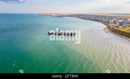 Photographie par drone d'une épave rouillée à la mer Noire située à côté de la plage de Costinesti, en Roumanie. Photographie aérienne prise à une altitude plus élevée. Banque D'Images