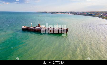 Photographie par drone d'une épave rouillée à la mer Noire située à côté de la plage de Costinesti, en Roumanie. Photographie aérienne prise à une altitude plus élevée. Banque D'Images