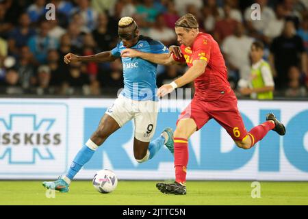 Victor Osimhen, attaquant nigérian de la SSC Napoli, remportera le ballon avec Federico Baschirotto, le défenseur italien de Lecce, lors de la série Un match de football entre SSC Napoli et Lecce. SSC Napoli et Lecce Draw 1-1. Banque D'Images