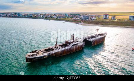 Photographie par drone d'une épave rouillée à la mer Noire située à côté de la plage de Costinesti, en Roumanie. Photographie aérienne prise à une altitude plus élevée. Banque D'Images