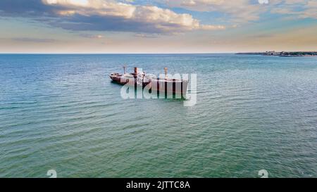 Photographie par drone d'une épave rouillée à la mer Noire située à côté de la plage de Costinesti, en Roumanie. Photographie aérienne prise à une altitude plus élevée. Banque D'Images