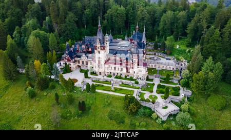 Photographie aérienne du château de Peles en Roumanie. La photographie a été prise à partir d'un drone à une altitude plus élevée avec l'appareil photo orienté vers le bas vers le château Banque D'Images