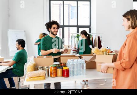 donner de la nourriture par des bénévoles au centre d'assistance aux réfugiés Banque D'Images