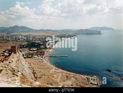 Vue sur la ville et la baie de la ville de Sudak, le cap Meganom et le mont Mandzhil (ai-Georgy) depuis la forteresse génoise. Banque D'Images