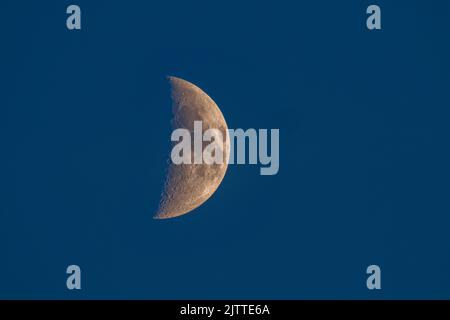 Croissant de lune cirant dans le ciel du soir. Banque D'Images