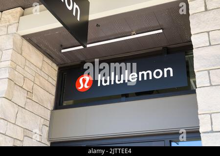 Bellingham, WA, États-Unis - 30 août 2022 ; panneau sur l'entrée du magasin Lululemon Banque D'Images