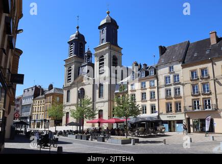 SEDAN, FRANCE, 6 AOÛT 2022 : vue sur la place d'armes et l'église Saint-Charles à Sedan. Sedan est une destination touristique populaire dans le département des Ardennes Banque D'Images