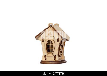 Petite maison de jouets en bois pour enfants sur fond blanc Banque D'Images