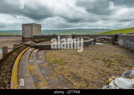 Vue sur le déversoir du réservoir Burnwompe en face de Weardale lors d'une belle promenade dans le nord des Pennines, comté de Durham, Royaume-Uni Banque D'Images