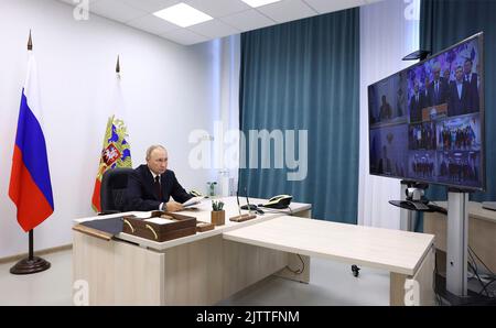 Kaliningrad, Russie. 01st septembre 2022. Le président russe Vladimir Poutine se joint au président du Tadjikistan, Emomali Rahmon, lors d'une cérémonie d'ouverture à distance dans cinq écoles d'enseignement général, avec instruction en russe dans cinq villes tadjikes par vidéoconférence, à 1 septembre 2022, à Kaliningrad, en Russie. Credit: Gavriil Grigorov/Kremlin Pool/Alamy Live News Banque D'Images