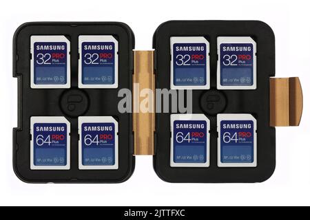 Cartes SD Samsung Pro plus de 32 et 64 Go dans un boîtier PolarPro Slate isolé sur fond blanc Banque D'Images