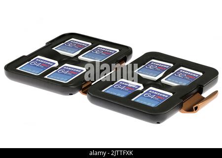 Cartes SD Samsung Pro plus de 32 et 64 Go dans un boîtier PolarPro Slate isolé sur fond blanc Banque D'Images