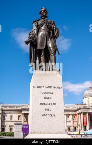 Londres, Royaume-Uni - 18 août 2022 : place Trafalgar et statue de Charles James Napier. Banque D'Images