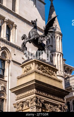 Le Bar Temple gothique dragon sculpture situé sur Fleet Street - le dragon symbolise la frontière sur la ville de Londres. Banque D'Images