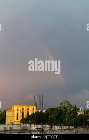 Arc-en-ciel sur un ciel nuageux, Howrah, Bengale-Occidental, Inde Banque D'Images