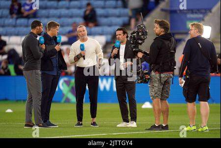 Jake Humphrey, présentateur de BT Sport, avec les experts Rio Ferdinand, Robbie Savage et Owen Hargreaves, sur le terrain lors du match de la Premier League au King Power Stadium de Leicester. Date de la photo: Jeudi 1 septembre 2022. Banque D'Images