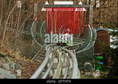 Mère avec sa fille, traîneau électrique sur les rails. Banque D'Images