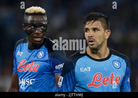 Victor Osimhen, attaquant nigérian de la SSC Napoli, et Giovanni Simeone, attaquant argentin de la SSC Napoli, se penche pendant le match de football de la série A entre la SSC Napoli et Lecce. SSC Napoli et Lecce Draw 1-1. Banque D'Images