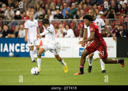 Toronto, Canada. 31st août 2022. Riqui Puig (6) et Kosi Thompson (47) en action pendant le match MLS entre le Toronto FC et LA Galaxy à BMO Field, à Toronto. Le jeu a pris fin en 2-2 (photo par Angel Marchini/SOPA Images/Sipa USA) crédit: SIPA USA/Alay Live News Banque D'Images