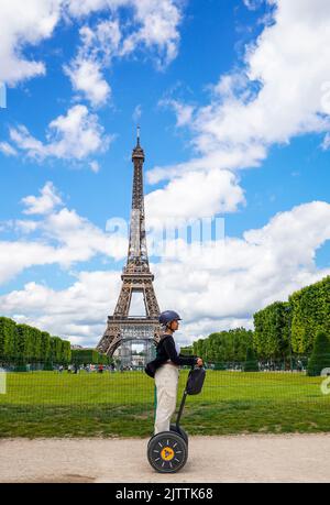 Visite touristique de la ville près de la Tour Eiffel lors d'une visite guidée de Paris en Segway Banque D'Images