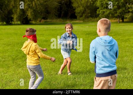 enfants heureux jouant et courant au parc Banque D'Images