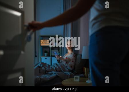 adolescente avec un pc tablette dans le lit la nuit Banque D'Images