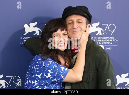 Venise, Italie, 1st septembre 2022, Griselda Siciliani et Daniel Gimenez Cacho au photocall du film Bardo (ou Faux chronique d'une poignée de vérités) au Festival du film de Venise 79th en Italie. Credit: Doreen Kennedy/Alamy Live News Banque D'Images