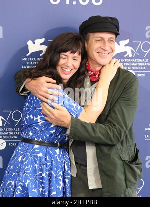 Venise, Italie, 1st septembre 2022, Griselda Siciliani et Daniel Gimenez Cacho au photocall du film Bardo (ou Faux chronique d'une poignée de vérités) au Festival du film de Venise 79th en Italie. Credit: Doreen Kennedy/Alamy Live News Banque D'Images