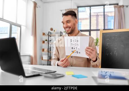 professeur de mathématiques masculin ayant cours en ligne à la maison Banque D'Images