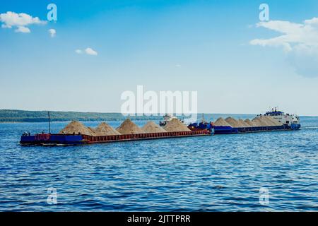 Barges de sable. La barge transporte du sable le long de la Volga. Extraction de sable Banque D'Images