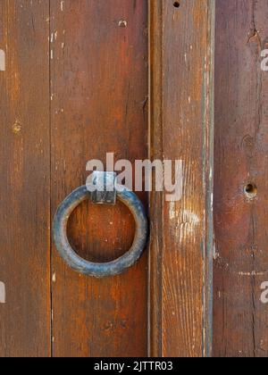 Ancienne porte en bois avec poignée en anneau métallique Banque D'Images